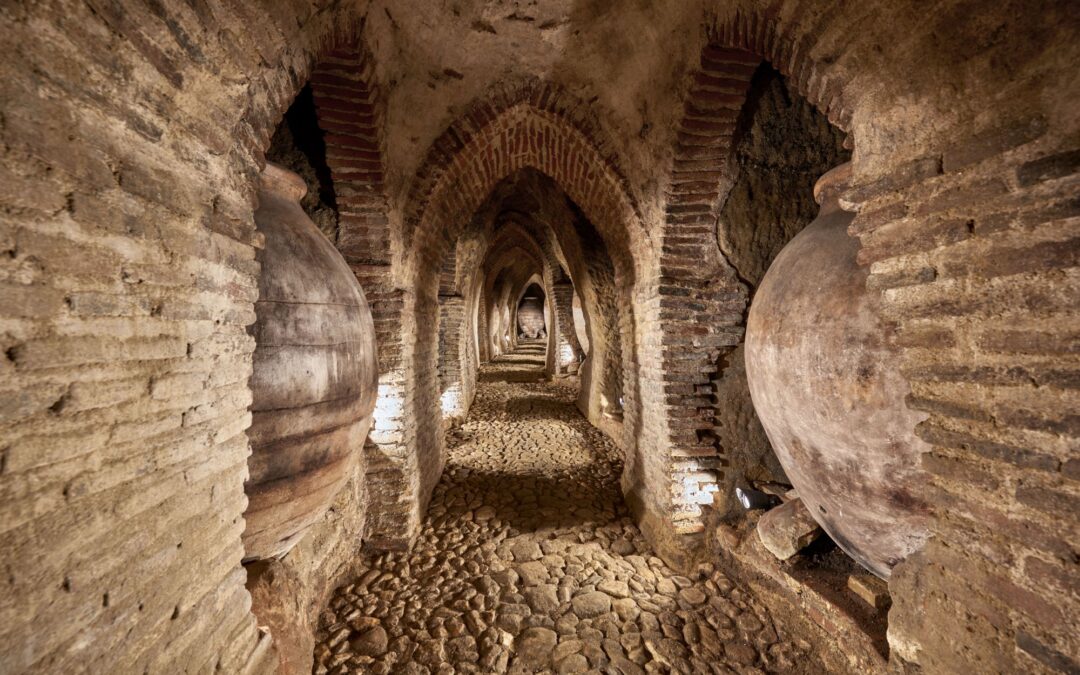 Bodegas-cueva en las Rutas del Vino de España